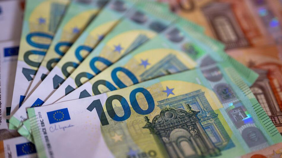 Bargeld auf einem Tisch (Symbolbild)
