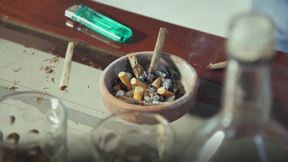 Joint in Aschenbecher am Tisch